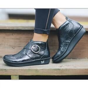 ALEGRIA Caiti Yeehaw Booties in Black Tooled Leather SZ 42